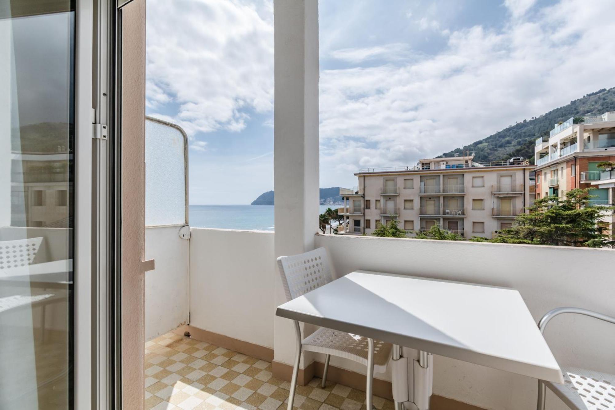 Hotiday Room Collection - Mediterranee Alassio Exterior foto